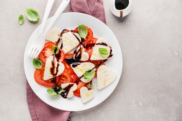 Salada caprese italiana para o dia dos namorados