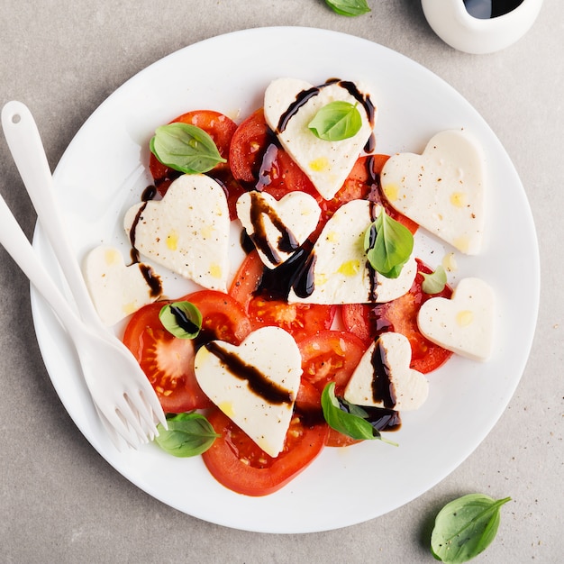 Salada caprese italiana para o dia dos namorados