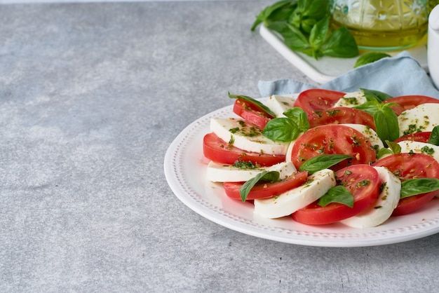 Foto salada caprese italiana servida refeição mediterrânea desintoxicação antepasto saudável cópia espaço vista lateral