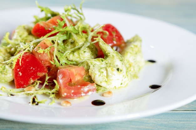 Salada caprese italiano fresco com queijo mozarella e tomate