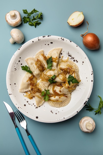 Salada Caprese Prato e café da manhã com tomate Abacate recheado com comida saudável Vista superior