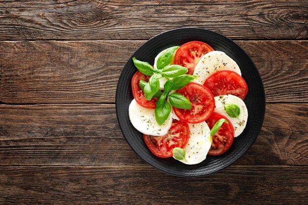 Salada caprese salada com queijo mussarela tomates frescos folhas de manjericão e azeite cozinha italiana