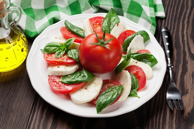 Foto salada caprese tomate mussarela e manjericão