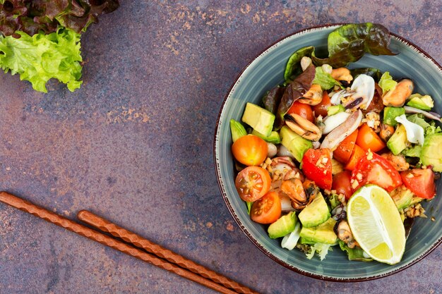 Salada caseira de frutos do mar com polvo de mexilhões de peixe