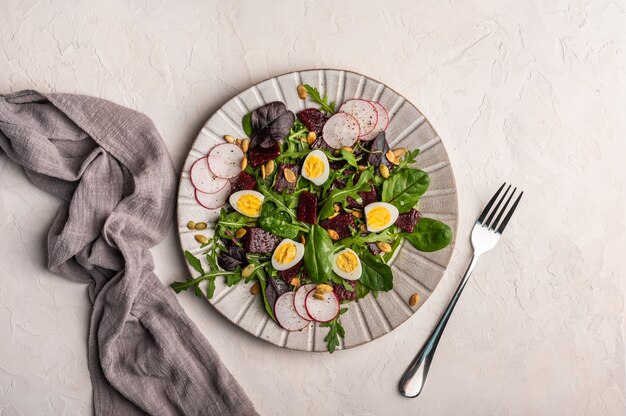 Salada caseira de ovos de codorna, beterraba cozida, rabanete, rúcula e manjericão com azeite servido com