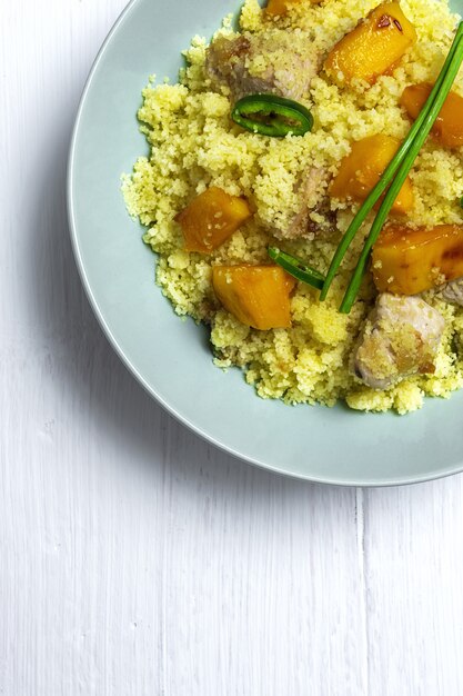 Salada caseira saudável de cuscuz com frango, manga e pimenta