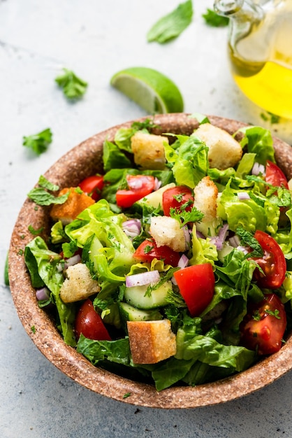 Salada caseira servida em prato comestível à base de plantas ou tigela de cozinha ecológica
