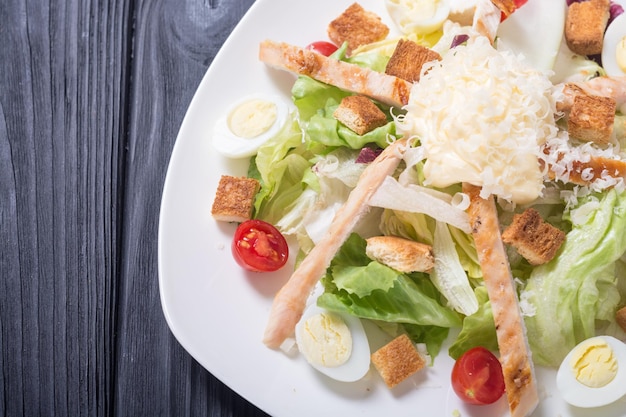 Salada ceasar com ovos de galinha tomates e croutons