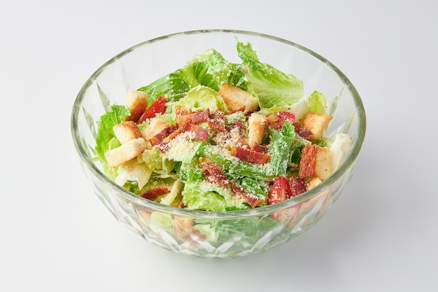 Salada césar clássica com bacon misturada com salada verde croutons pão crocante bacon crocante e tomate