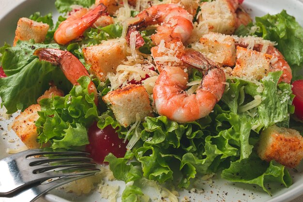 Foto salada césar com camarão em fundo branco caseira sem gente