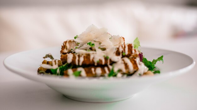 Salada césar de frango com queijo