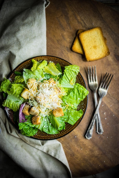 Salada César em fundo rústico