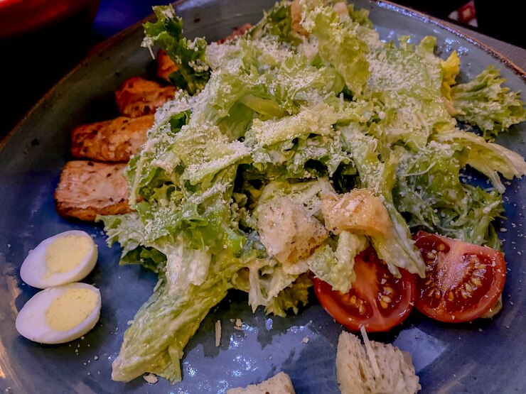 Foto salada césar em um prato em um restaurante em close-up