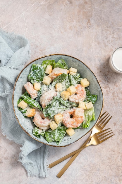 Foto salada césar fresca em tigela com queijo parmesão e camarões vista de cima