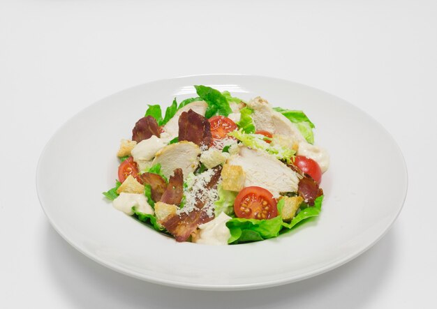 Salada César Gourmet com Bacon. Vista do topo. Fundo branco. Conceito de alimentação saudável. Mídia mista