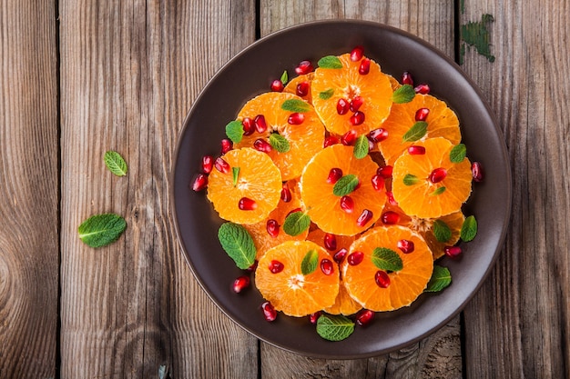 Salada cítrica suculenta fresca, romã e hortelã