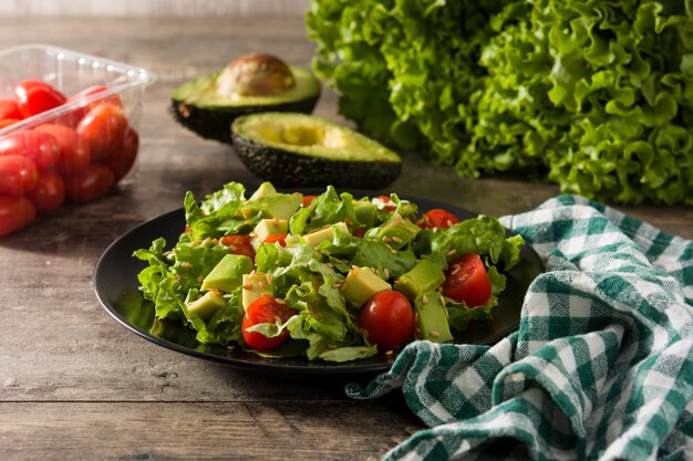 Salada com abacate, alface, tomate e linho