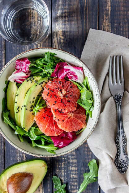 Salada com abacate e toranja