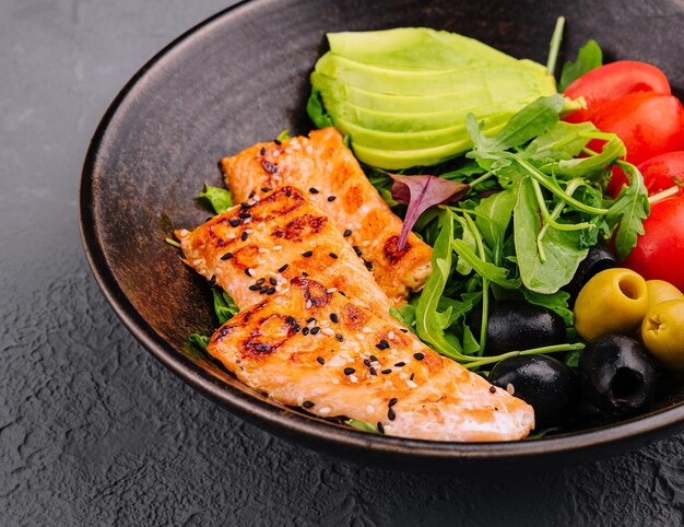 Salada com abacate salmão grelhado tomates com rúcula