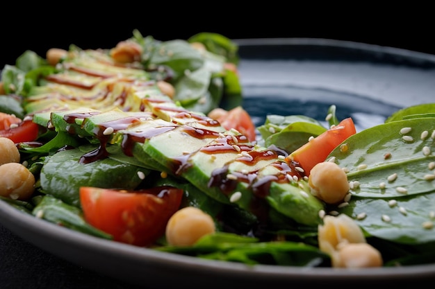 Salada com abacate, tomate e molho