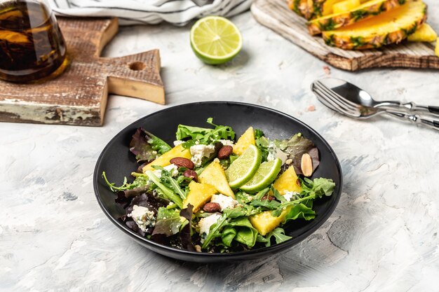 Salada com abacaxi, queijo azul e amêndoa