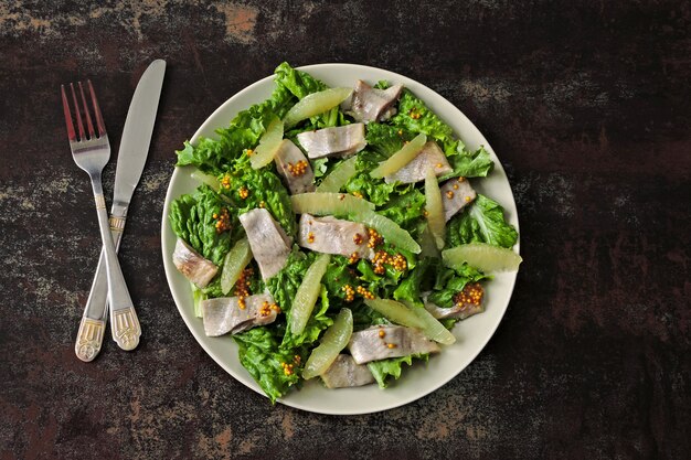 Salada com arenque e filé de limão.