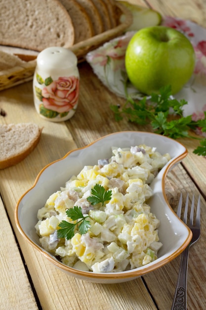 Salada com arenque, ovos, maçãs e batatas