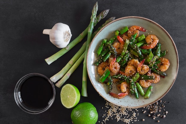 Salada com aspargos e camarões no prato