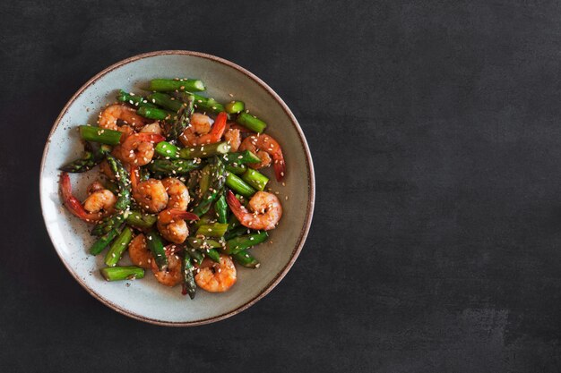 Salada com aspargos e camarões no prato