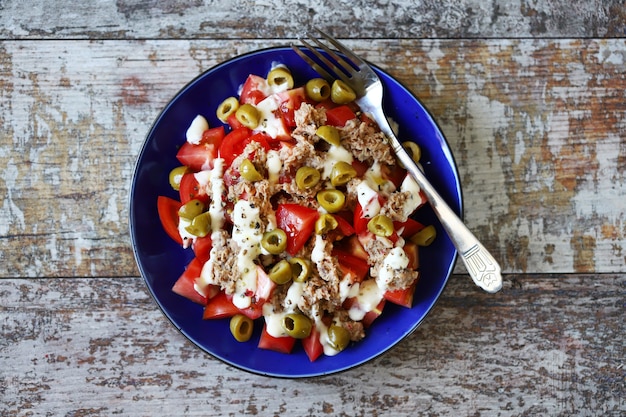 Salada com atum, azeitonas e molho tártaro