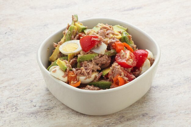 Salada com atum e abacate