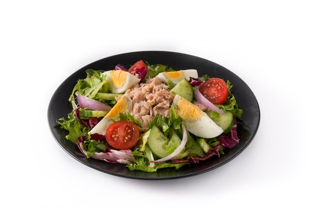 Foto salada com atum, ovo e legumes