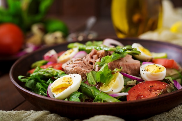 Salada com atum, tomate, espargos e cebola. Salada Nicoise