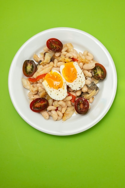 Salada com bacalhau frito e feijão branco no prato