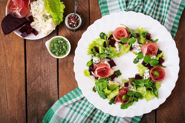 Salada com beterraba assada, queijo azul, presunto e mistura verde com pesto