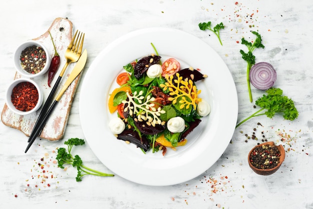 Salada com beterraba espinafre e legumes Petiscos frios Estilo rústico