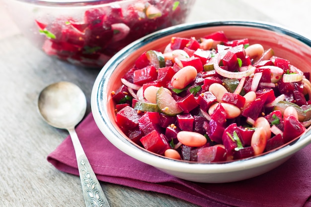 Salada com beterraba, feijão e picles