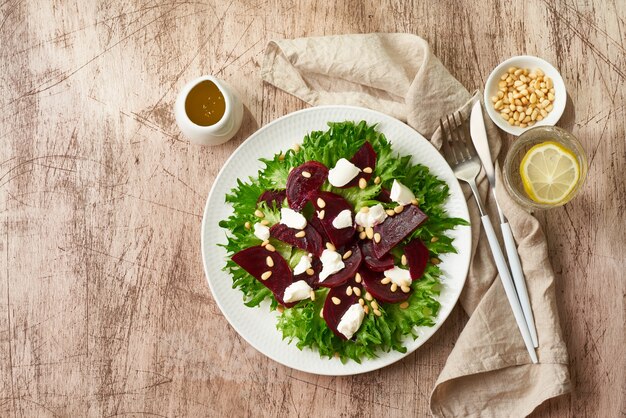 salada com beterraba, requeijão, queijo feta, ricota e pinhões, alface. Dieta ceto cetogênica saudável