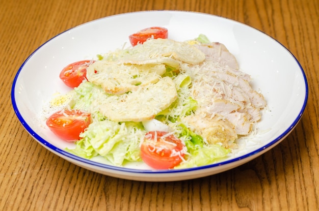 salada com bolachas e frango