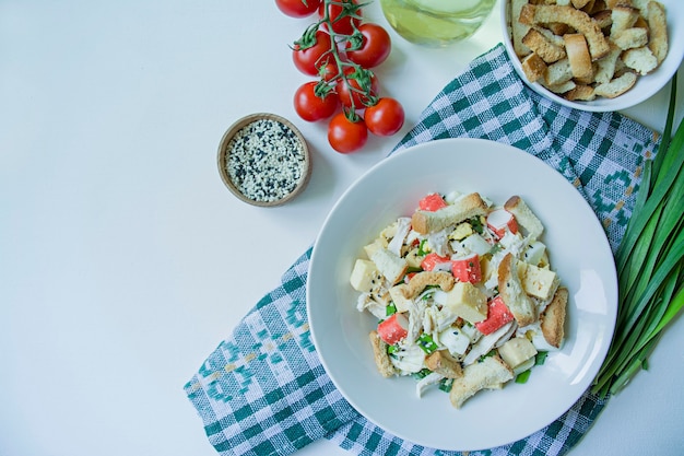 Salada com bolachas, palitos de caranguejo, filé de frango, ervas frescas e queijo duro