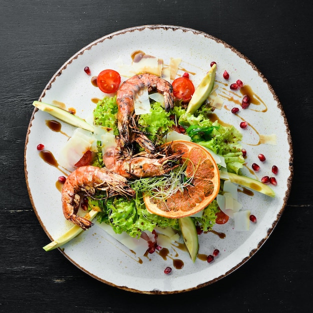 Salada com camarão e abacate No prato Estilo rústico Vista superior Espaço livre para o seu texto