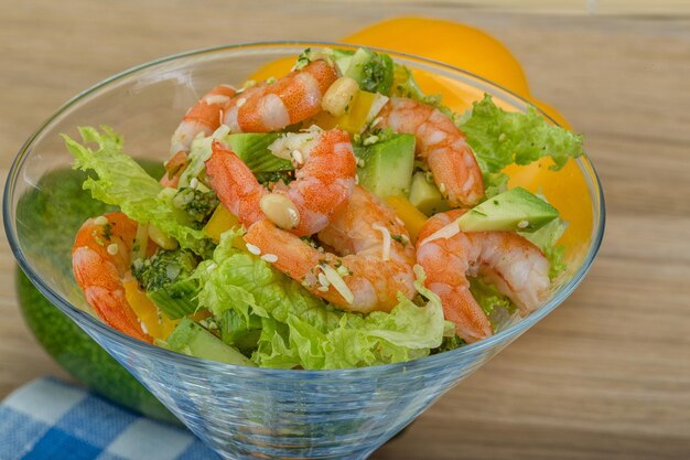 Salada com camarão e abacate