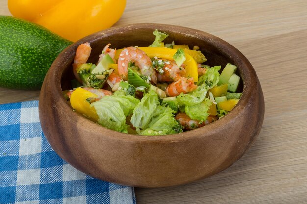 Salada com camarão e abacate