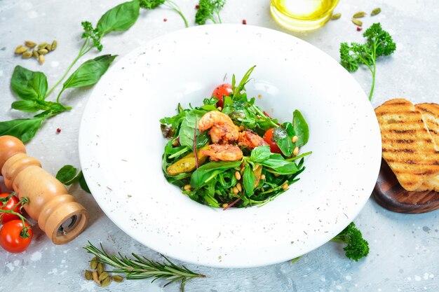 Salada com camarão e rúcula em um restaurante de prato servindo vista superior Espaço livre para texto