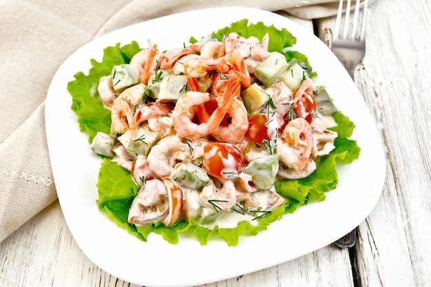 Salada com camarão e tomate no prato a bordo