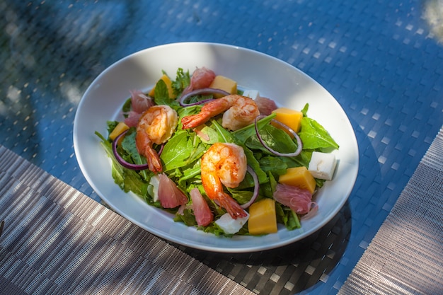 Salada com camarão em cima da mesa