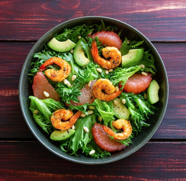 Salada com camarão toranja abacate e nozes Alimentação saudável Dieta