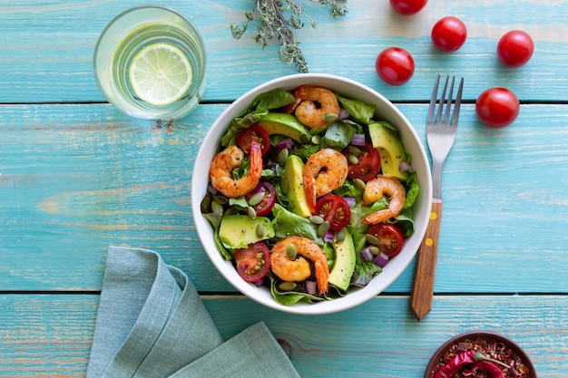 Salada com camarões abacate tomate cebolas e sementes Alimentação saudável Dieta