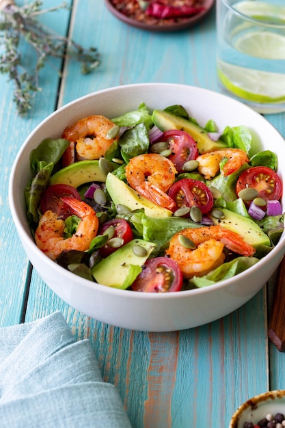 Salada com camarões abacate tomate cebolas e sementes Alimentação saudável Dieta