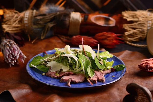 Salada com carne, alface, parmesão e sementes de abóbora